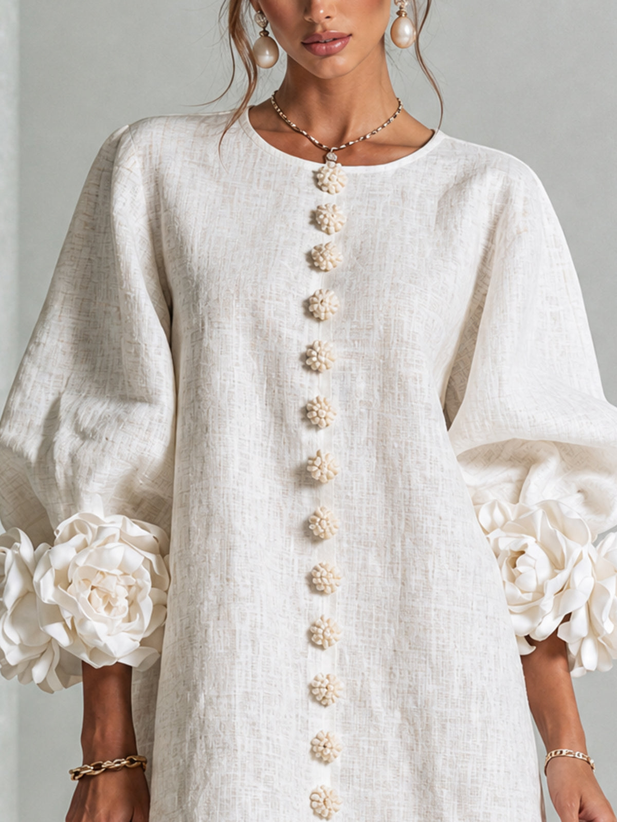 Vestido Mini Blanco con Botones Florales y Mangas Florales Extravagantes